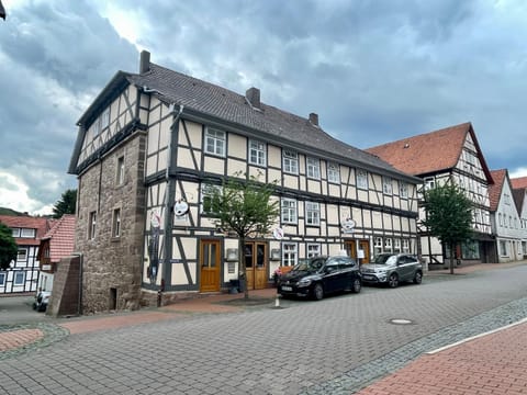 Neighbourhood, City view, Street view, Location, Parking