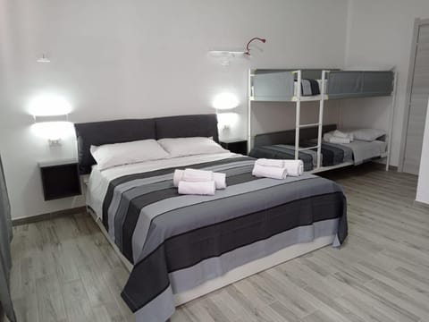 Bed, Bedroom, bunk bed, towels