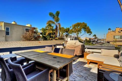 313 E Bay Ave A & B House in Balboa Peninsula