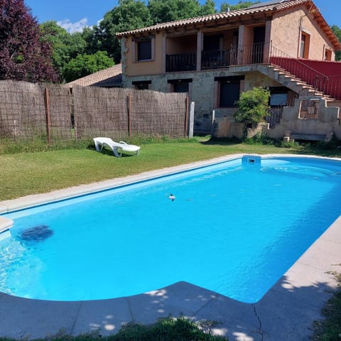 Property building, Day, Garden, Swimming pool, sunbed