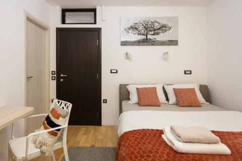Bed, air conditioner