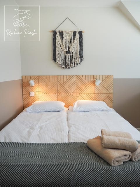 Bed, Photo of the whole room, towels