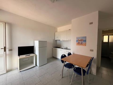 Kitchen or kitchenette, Living room, Seating area, Dining area, stove