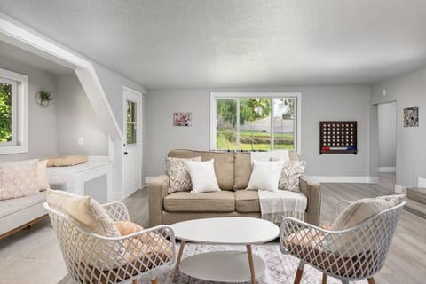 Sulcata Paradise House in Beaverton