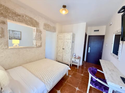 Bed, TV and multimedia, Living room, Photo of the whole room, Seating area, Bedroom, wardrobe, air conditioner