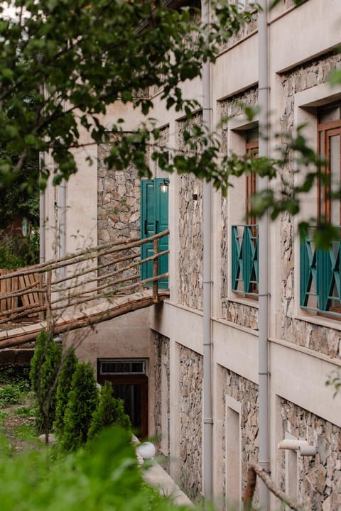 Property building, Day, Balcony/Terrace