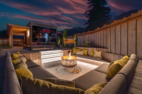 Communal lounge/ TV room, Garden, Balcony/Terrace, Seating area, Evening entertainment, Entertainment, Sunset