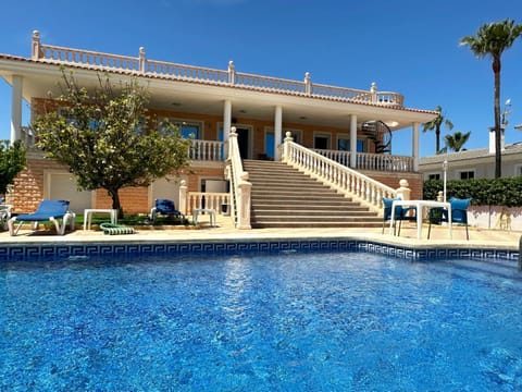 Swimming pool, sunbed