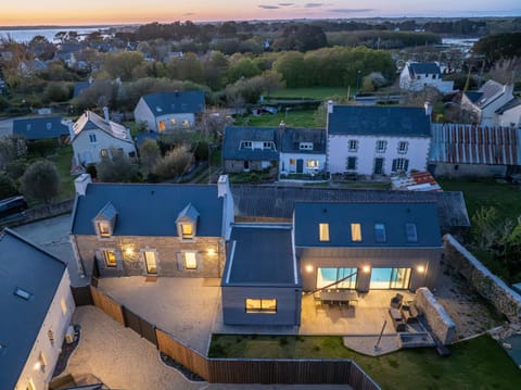 Villa en bord de mer avec piscine intérieure Villa in Trégunc