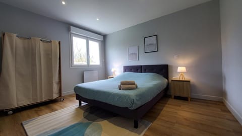 Photo of the whole room, Bedroom, towels