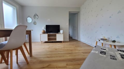 Communal lounge/ TV room, TV and multimedia, Living room, Seating area, Dining area