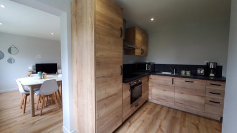 Coffee/tea facilities, Kitchen or kitchenette, minibar, stove