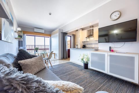 Communal lounge/ TV room, TV and multimedia, Living room, Pool view, Pool view, Swimming pool, Swimming pool, Swimming pool