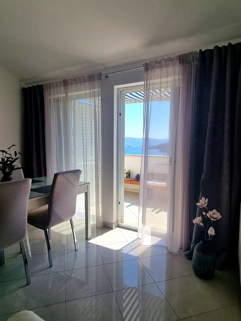 View (from property/room), Living room, Seating area, Dining area, Sea view