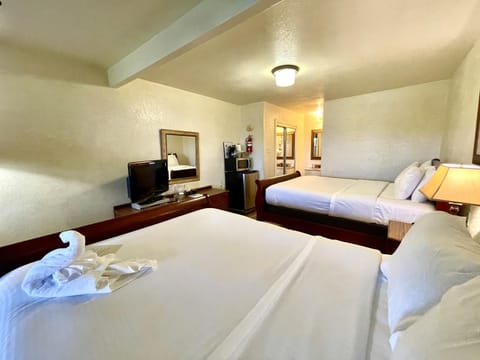 Lake view queen Guest Room with two queens, sleeper sofa and deck overlooking Lake Ouachita, Hotel Room Hotel in Lake Ouachita