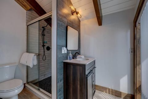 Extra Spacious 2BR Cabin w Office and Outdoor Deck Cabin in Incline Village