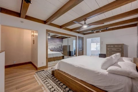 Extra Spacious 2BR Cabin w Office and Outdoor Deck Cabin in Incline Village