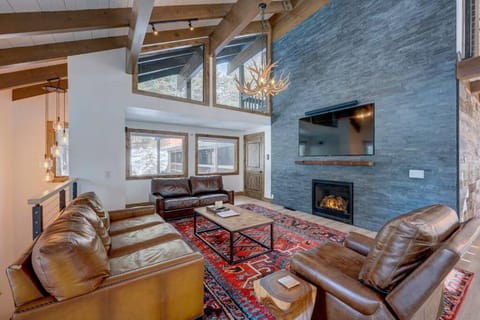 Extra Spacious 2BR Cabin w Office and Outdoor Deck Cabin in Incline Village