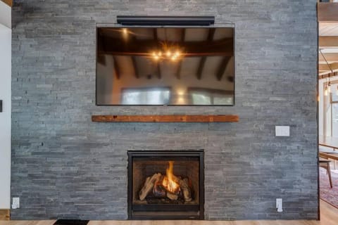 Extra Spacious 2BR Cabin w Office and Outdoor Deck Cabin in Incline Village