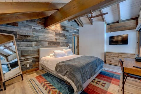 Extra Spacious 2BR Cabin w Office and Outdoor Deck Cabin in Incline Village