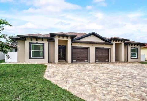 Family Villa King Bed, 3 bedrooms 2baths, 7 guests, Close to Beaches, Golfing, Fishing House in Rotonda West