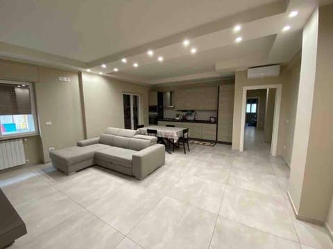 TV and multimedia, Kitchen or kitchenette, Living room, Photo of the whole room, Seating area, Dining area