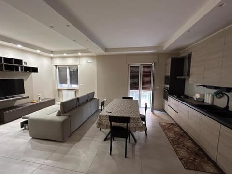 TV and multimedia, Coffee/tea facilities, Kitchen or kitchenette, Living room, Seating area, Dining area, minibar