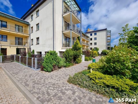 Property building, Spring, Day, Garden