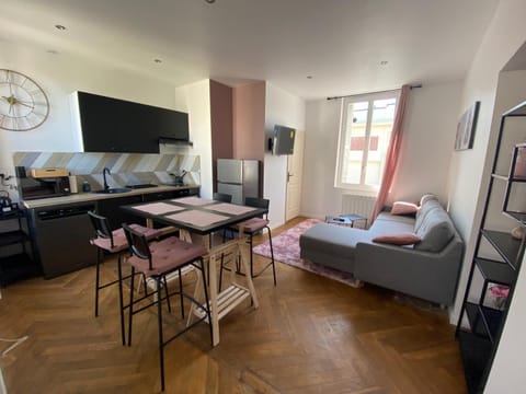 Communal lounge/ TV room, TV and multimedia, Living room, Seating area, Dining area