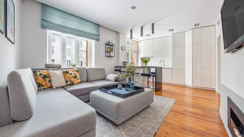 TV and multimedia, Kitchen or kitchenette, Living room, Seating area