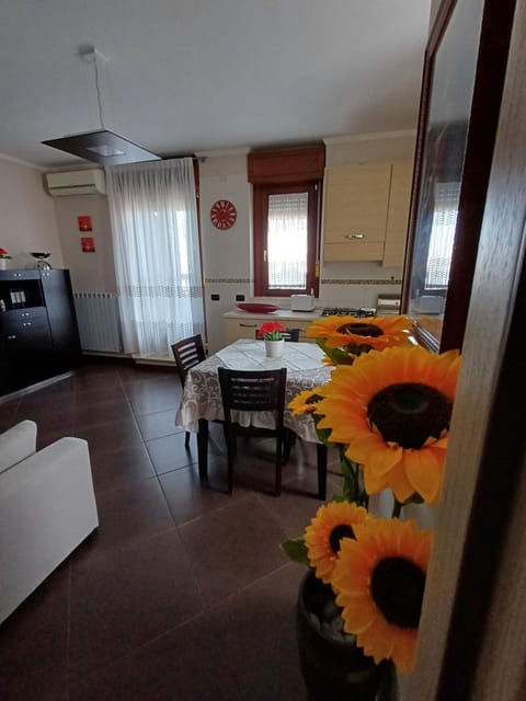 Kitchen or kitchenette, Dining area, pet friendly