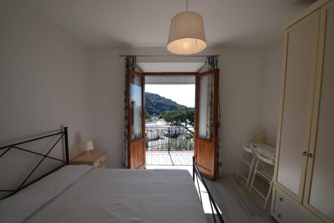 Bed, Photo of the whole room, wardrobe