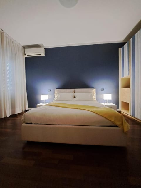 Bed, Bedroom, air conditioner
