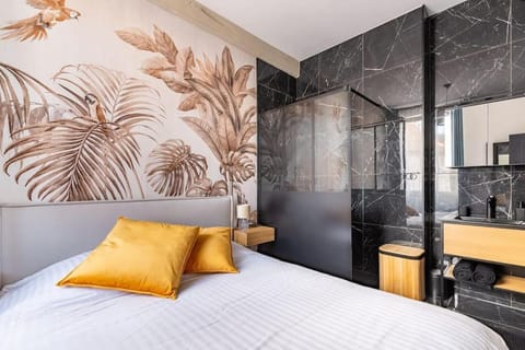 Photo of the whole room, Bedroom