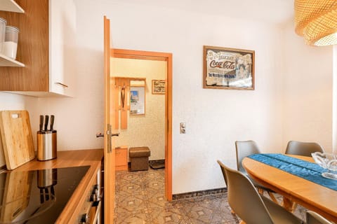 Kitchen or kitchenette, Photo of the whole room, Dining area