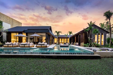 Property building, Natural landscape, Pool view, Swimming pool, internet, sunbed