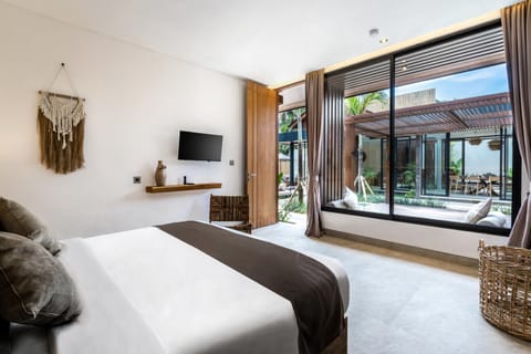 Bed, TV and multimedia, View (from property/room), Bedroom, air conditioner