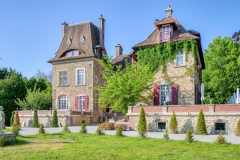 Le Petit Château de Barbizon au Bois du Mée Bed and Breakfast in Barbizon