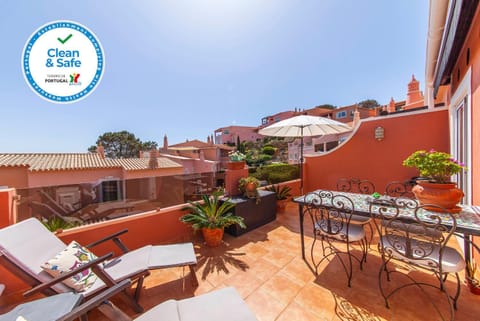 Property building, Balcony/Terrace, Living room, Seating area, Dining area