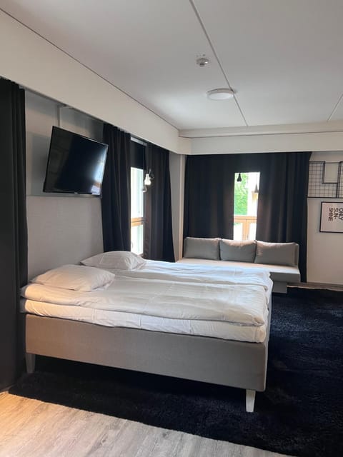 Bed, TV and multimedia, Bedroom