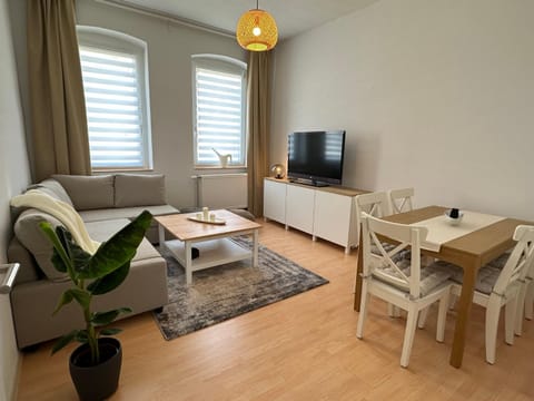 Communal lounge/ TV room, TV and multimedia, Living room, Photo of the whole room, Dining area