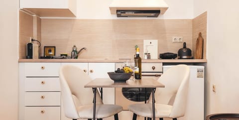 Coffee/tea facilities, Kitchen or kitchenette, Seating area, toaster, kitchen