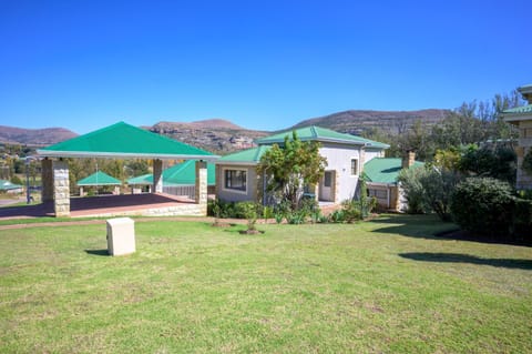 Property building, Day, Natural landscape, Garden, Mountain view