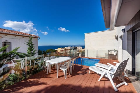 View (from property/room), Balcony/Terrace, Pool view, Sea view, Swimming pool, sunbed