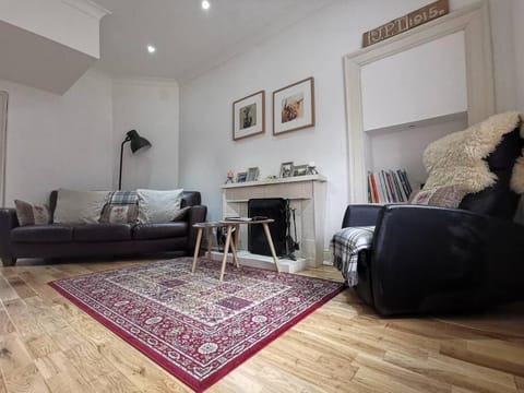 Historic cottage next to loch lomond Luss Apartment in Scotland