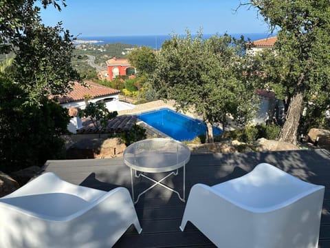 Balcony/Terrace, Pool view, Sea view, Swimming pool, sunbed