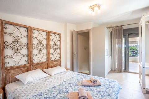 Bed, Photo of the whole room, Bedroom, towels, wardrobe