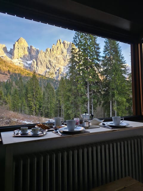 Day, Natural landscape, Food and drinks, Dining area, Food, Mountain view