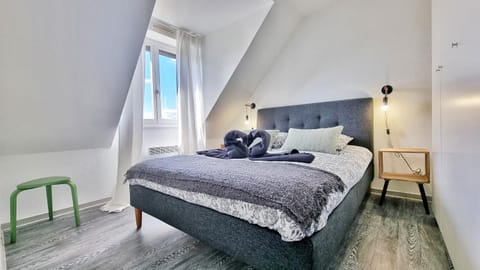 Bed, Photo of the whole room, Bedroom, towels