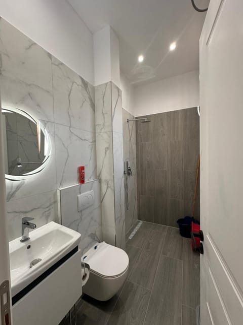 Shower, Toilet, Bathroom, towels